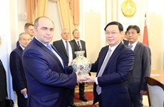 Le vice-PM Vuong Dinh Hue s'entretient avec son homologue biélorusse