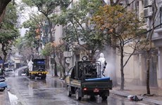Des rues de Hanoï désinfectées après un nouveau cas de COVID-19