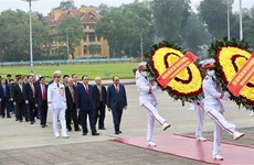 Les dirigeants rendent hommage au Président Hô Chi Minh