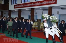 Le PM Nguyen Xuan Phuc assiste aux funérailles nationales de l'ancien Premier ministre lao