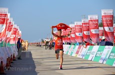 Près de 2.000 athlètes courent le 61e Marathon du journal Tiên Phong
