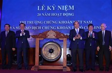 Le PM Nguyên Xuân Phuc sonne le gong pour les 20 ans du marché boursier