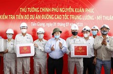 Le PM examine les travaux de construction de l’autoroute Trung Luong-My Thuan