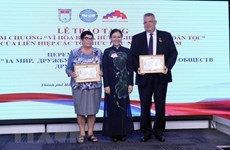 Des responsables russes à HCM-Ville honorés avec des insignes