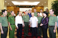Le leader Nguyên Phu Trong montre la voie à la Police populaire