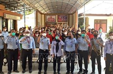L’ambassade du Vietnam en Indonésie rencontre des pêcheurs détenus