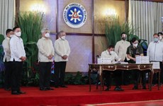 Le président philippin adopte le plan budgétaire sans précédent