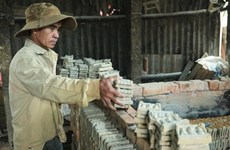 Fabrication de statuettes des Génies du foyer au village de Dia Linh