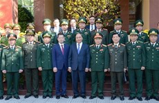 Le chef du gouvernement rend visite aux forces armées à Dà Nang