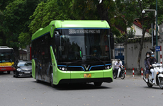 Les bus électriques VinBus fonctionnent à titre d'essai dans la rue à Hanoi
