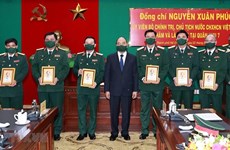 Le président Nguyên Xuân Phuc travaille avec les responsables de la 7e zone militaire