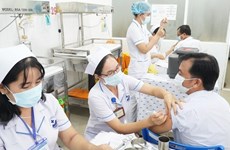 Etude sur la vaccination contre le COVID-19 pour les experts étrangers au Vietnam
