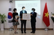 Le Vietnam honore l’ancien ambassadeur sud-coréen Lee Hyuk