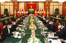 Le secrétaire général Nguyên Phu Trong s'entretient avec le secrétaire général et président lao Thongloun Sisoulith
