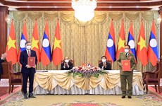 Remise de distinctions honorifiques du Vietnam au ministère de la Sécurité publique du Laos