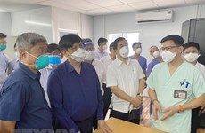 Le ministre de la Santé inspecte les unités de soins intensifs de Hô Chi Minh-Ville