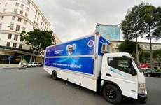 Hô Chi Minh-Ville reçoit 10 véhicules mobiles de test du coronavirus 