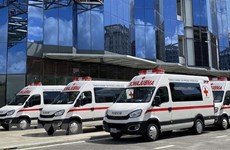 THACO fait don d'ambulances et de camions de vaccination mobiles à Hô Chi Minh-Ville