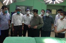 Le PM inspecte les établissements de traitement des patients de COVID-19 à Binh Duong