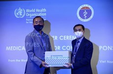 COVID-19 : l'OMS remet des fournitures médicales au gouvernement vietnamien