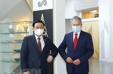 Le président de l'AN du Vietnam rencontre le président finlandais