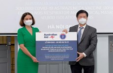 Le Vietnam reçoit 300.000 doses de vaccin et des équipements d’Australie