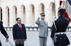 Cérémonie d'accueil officielle du PM Pham Minh Chinh et d'une délégation vietnamienne à Paris