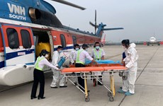 Un vol d'urgence transporte un patient de l'île de Song Tu Tay au continent pour un traitement 