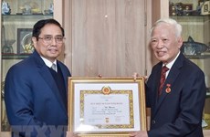 Remise de l’Insigne des «60 ans de membre du Parti » à l'ancien vice-PM Vu Khoan