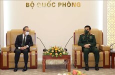 Le général Phan Van Giang reçoit l'ambassadeur de Thaïlande