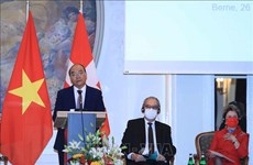 Les présidents vietnamien et suisse coprésident un Sommet d’affaires des deux pays