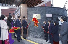 Le président de l’AN Vuong Dinh Hue se rend à l'ambassade du Vietnam en R. de Corée