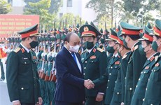  Le président Nguyên Xuân Phuc visite l’École des officiers politiques à Hanoï