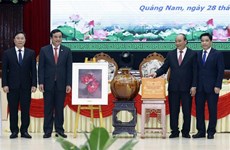 Le président Nguyên Xuân Phuc rencontre d'anciens responsables de Quang Nam