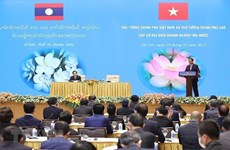 Les PM vietnamien et lao rencontrent les milieux d’affaires