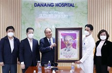 Le président Nguyen Xuan Phuc rend visite à deux hôpitaux de Da Nang