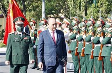 Le président Nguyên Xuân Phuc rend visite à la 5e Zone militaire