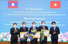 Le Laos décore plusieurs cadres vietnamiens  