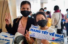 Vietnam Airlines aide à ramener les travailleurs dans le besoin chez eux pour le Têt