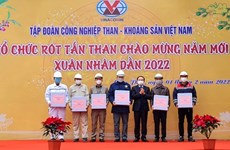 Quang Ninh exporte ses premières tonnes de charbon de la nouvelle année lunaire