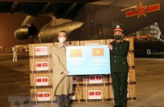 Remise du vaccin Vero-Cell de Chine au ministère de la Défense du Vietnam
