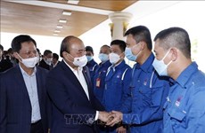 Le président présente des cadeaux aux salariés de la société pétrochimique Binh Son 