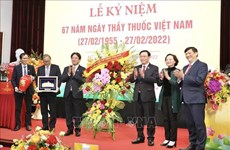 Le président de l’Assemblée nationale salue les médecins vietnamiens
