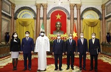 Le président Nguyên Xuân Phuc reçoit cinq ambassadeurs étrangers