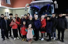 Les Vietnamiens en Russie accueillent 14 ressortissants évacués de Kherson (Ukraine)