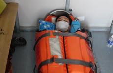 Da Nang: Amener un marin victime d'un grave accident en mer au continent