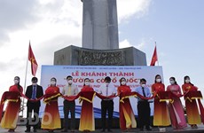 Inauguration d’une rue couverte de drapeau national sur le littoral de Quy Nhon