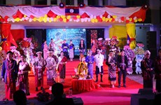 Les étudiants lao célèbrent le Boun Pimay dans l’ancienne capitale de Huê