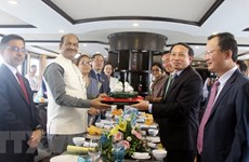 Le président de la Chambre du peuple indien explore la baie d’Ha Long