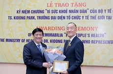 Le représentant en chef de l'OMS au Vietnam Dr Kidong Park à l’honneur